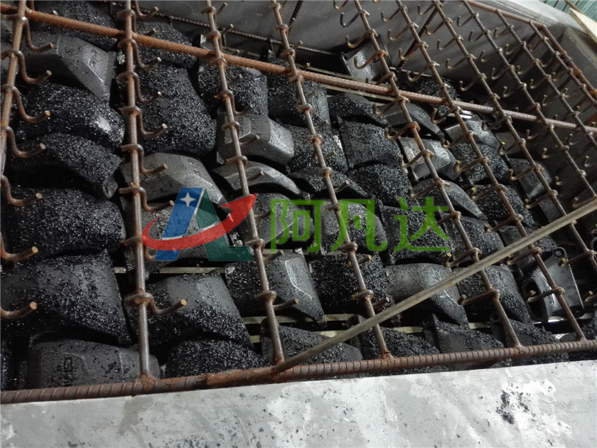 工件使用脫漆劑脫漆現(xiàn)場照片